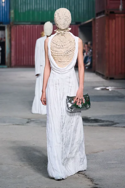 Look 16